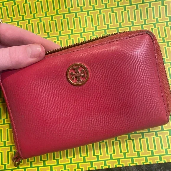 Rare Vintage Pink Tory Burch Robinson Wallet with Gold Emblem✨ - Picture 3 of 8